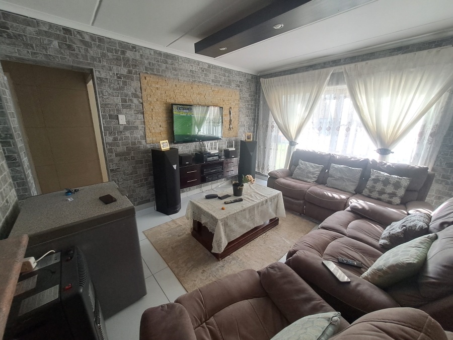 2 Bedroom Property for Sale in Greenhills Gauteng