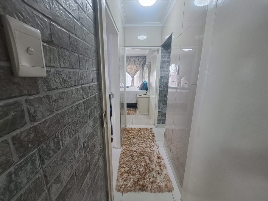 2 Bedroom Property for Sale in Greenhills Gauteng