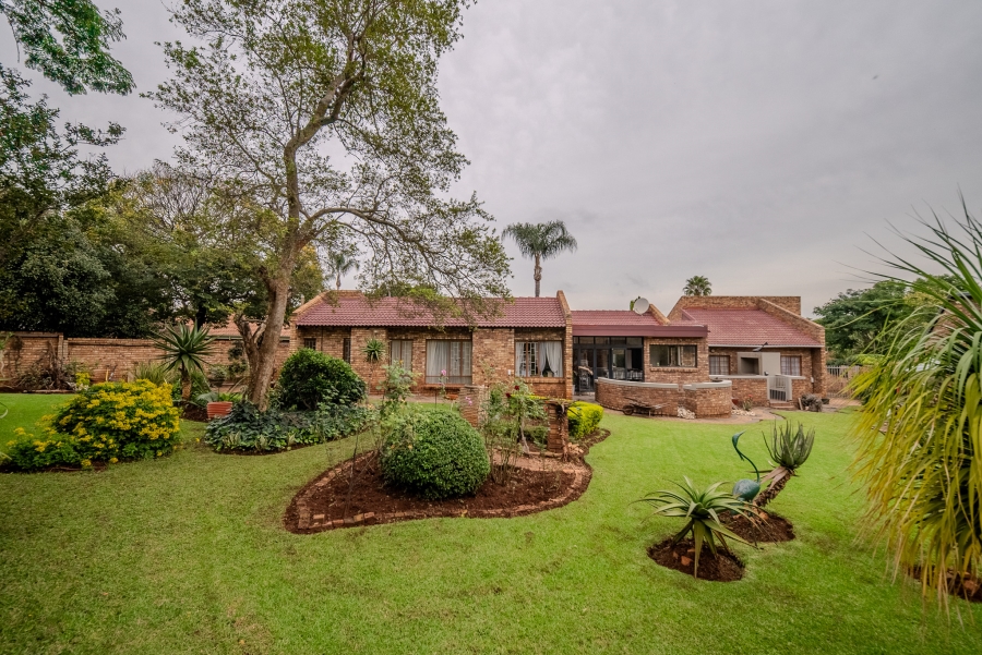 4 Bedroom Property for Sale in Faerie Glen Gauteng