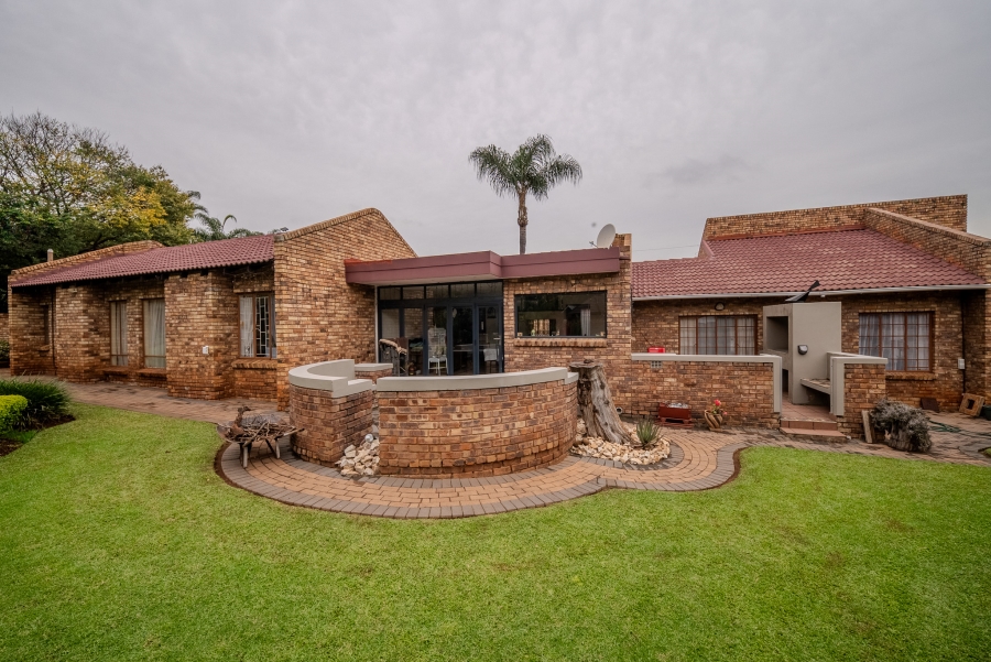 4 Bedroom Property for Sale in Faerie Glen Gauteng
