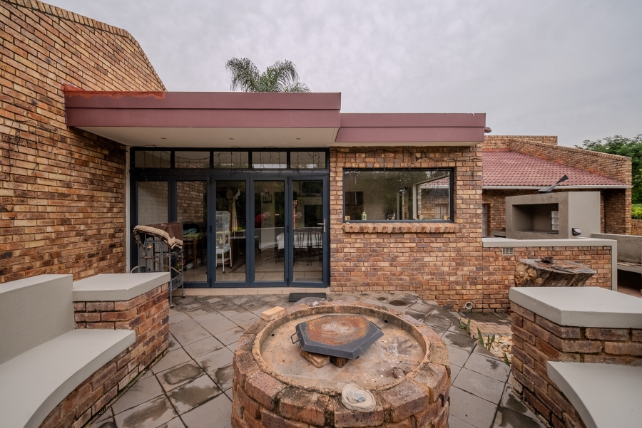 4 Bedroom Property for Sale in Faerie Glen Gauteng