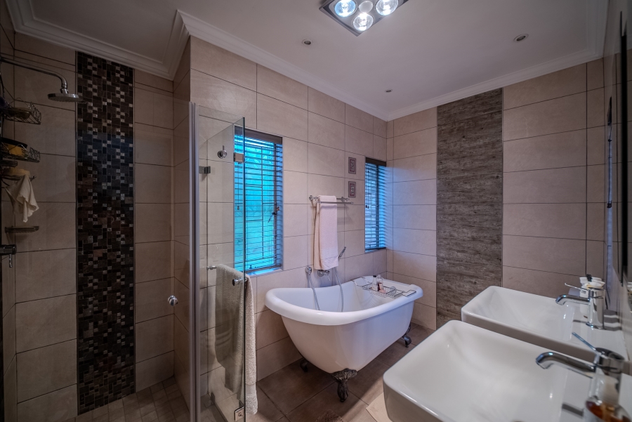4 Bedroom Property for Sale in Faerie Glen Gauteng