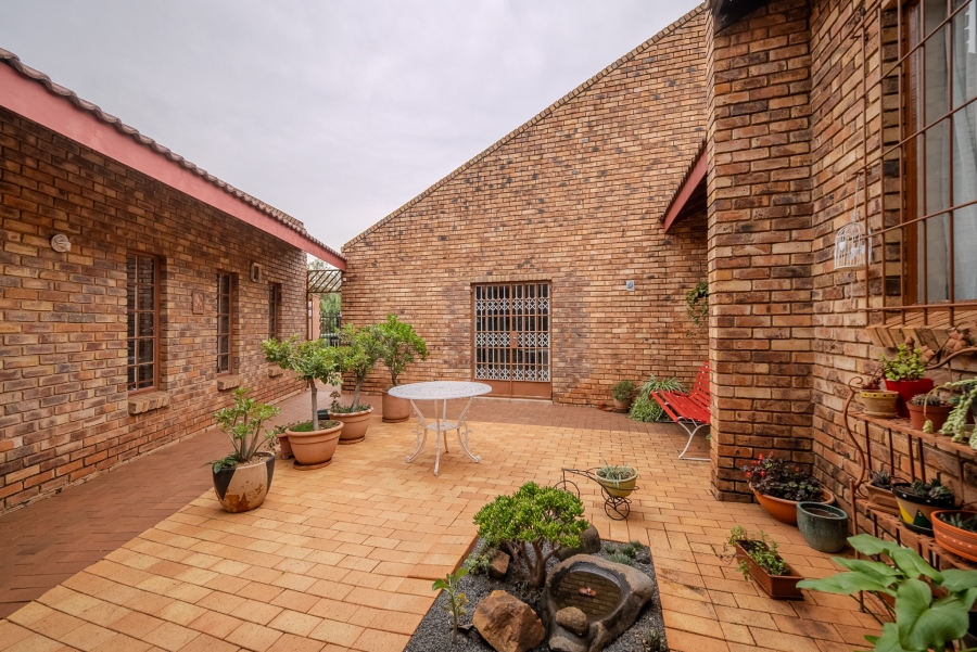 4 Bedroom Property for Sale in Faerie Glen Gauteng