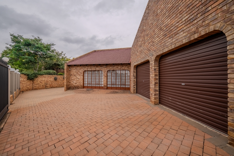 4 Bedroom Property for Sale in Faerie Glen Gauteng