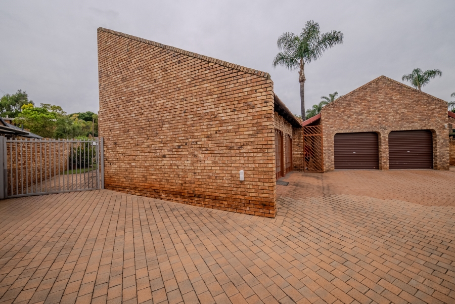 4 Bedroom Property for Sale in Faerie Glen Gauteng