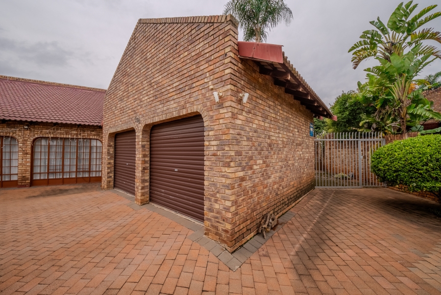4 Bedroom Property for Sale in Faerie Glen Gauteng