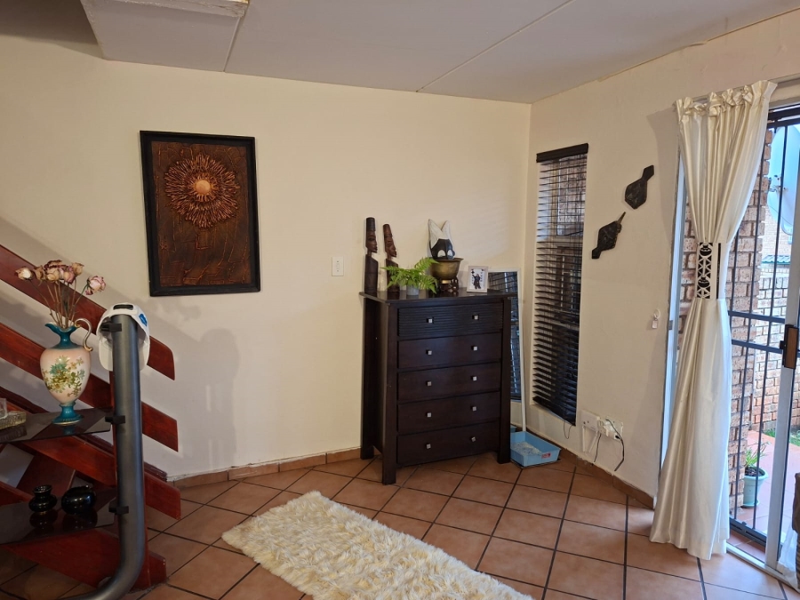 To Let 2 Bedroom Property for Rent in Roodekrans Gauteng