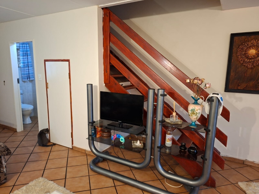 To Let 2 Bedroom Property for Rent in Roodekrans Gauteng