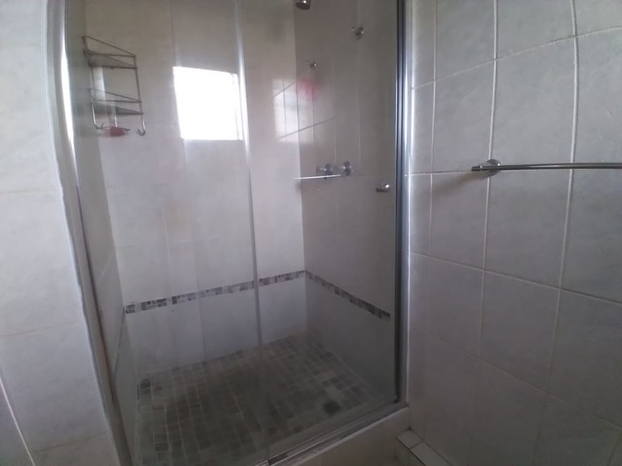 To Let 2 Bedroom Property for Rent in Roodekrans Gauteng