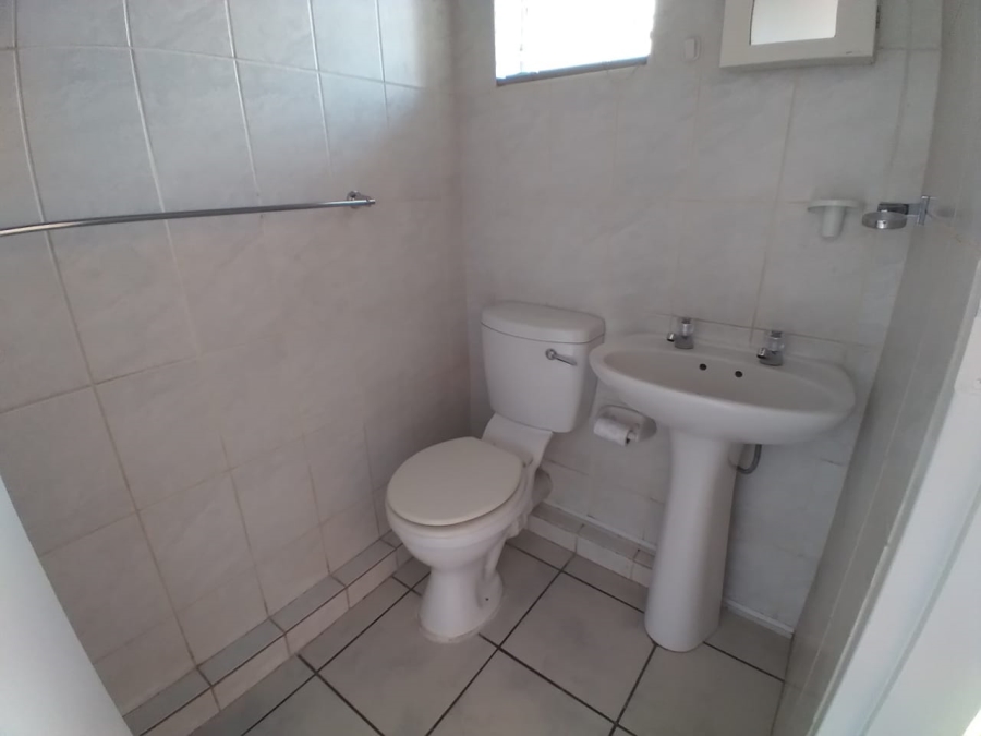 To Let 2 Bedroom Property for Rent in Roodekrans Gauteng