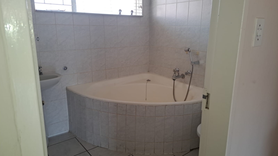 To Let 2 Bedroom Property for Rent in Roodekrans Gauteng