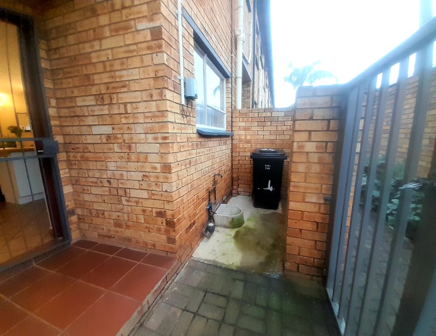 To Let 2 Bedroom Property for Rent in Roodekrans Gauteng