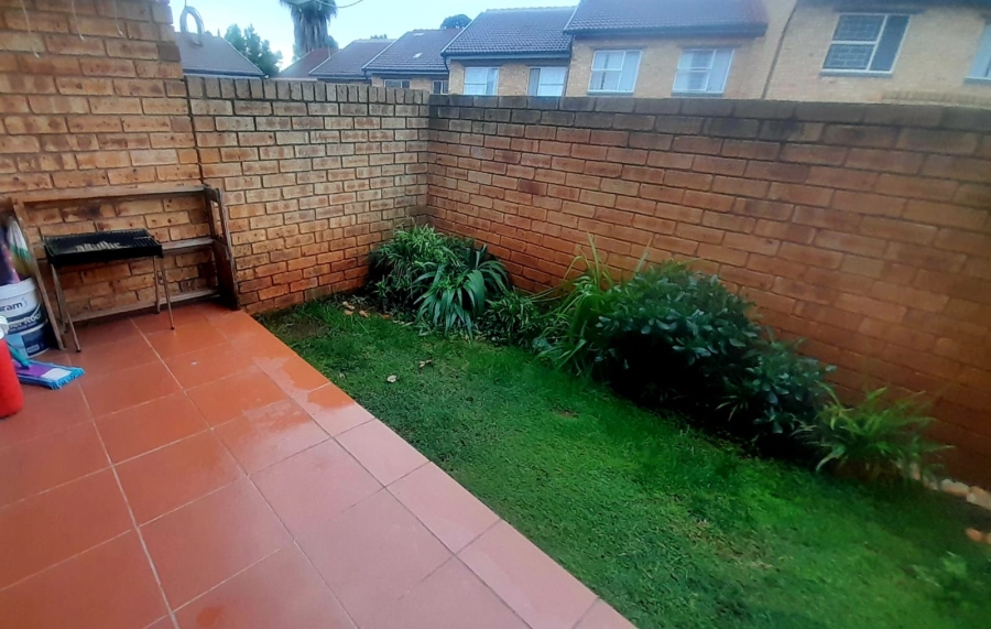 To Let 2 Bedroom Property for Rent in Roodekrans Gauteng