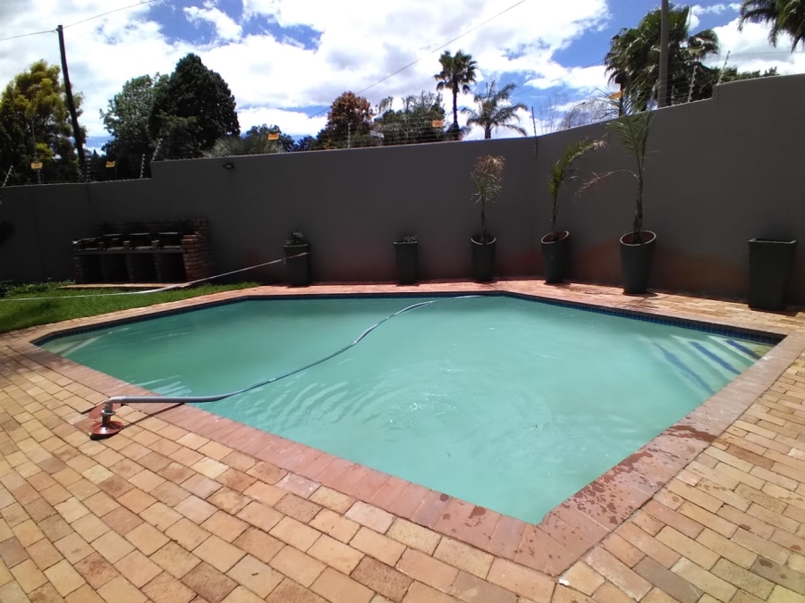 To Let 2 Bedroom Property for Rent in Roodekrans Gauteng