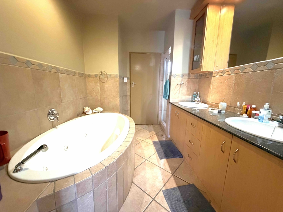 3 Bedroom Property for Sale in The Glades Gauteng