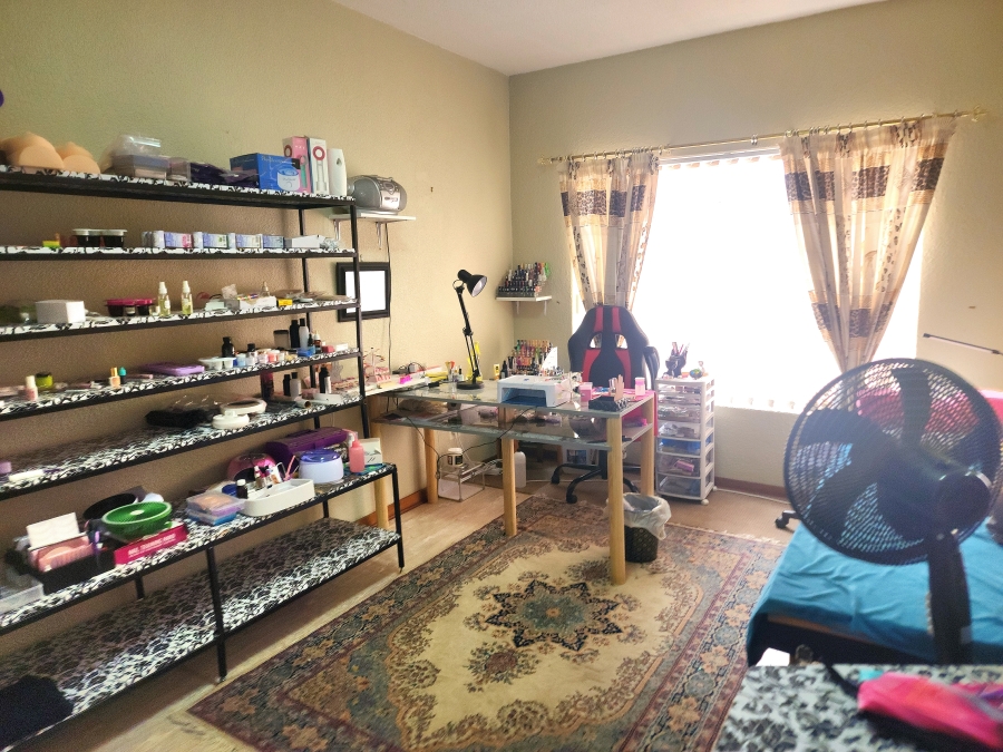 5 Bedroom Property for Sale in Rant En Dal Gauteng