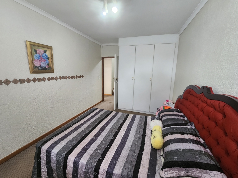 5 Bedroom Property for Sale in Rant En Dal Gauteng