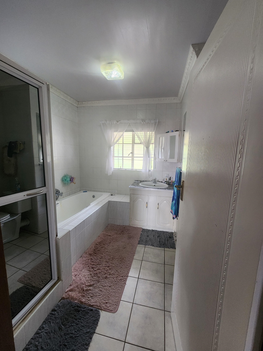 5 Bedroom Property for Sale in Rant En Dal Gauteng