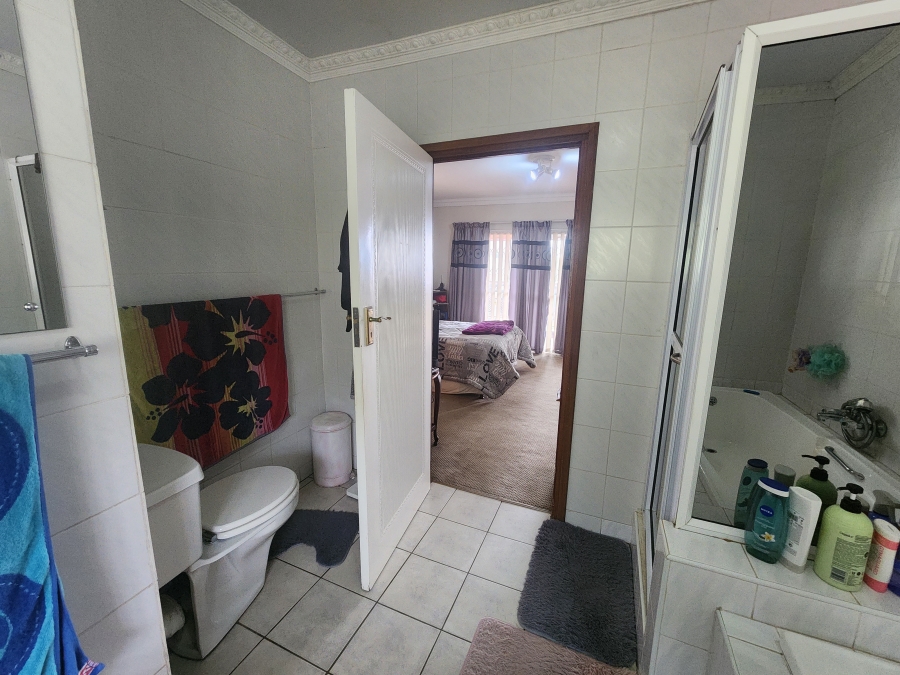 5 Bedroom Property for Sale in Rant En Dal Gauteng