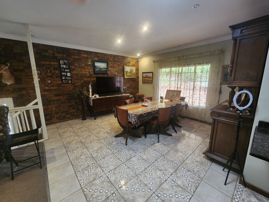 5 Bedroom Property for Sale in Rant En Dal Gauteng