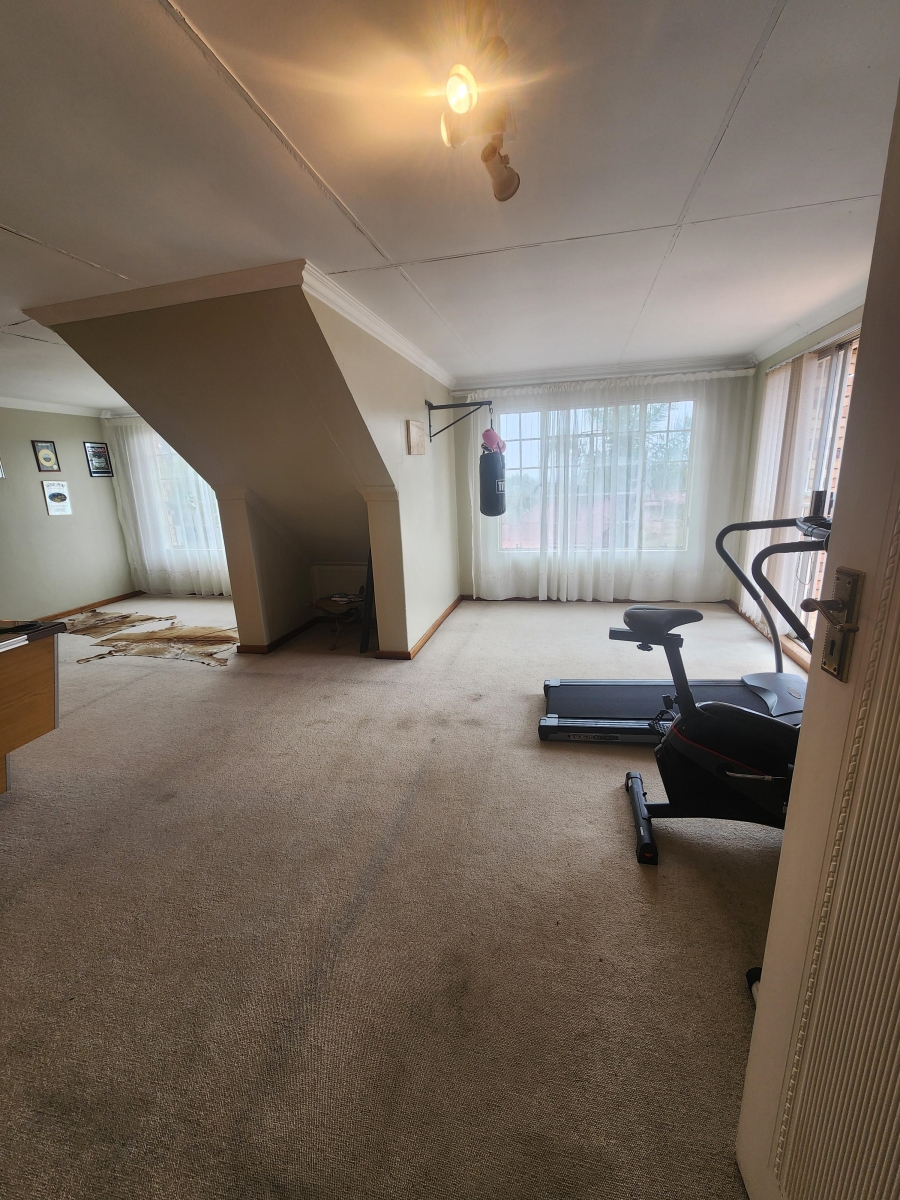 5 Bedroom Property for Sale in Rant En Dal Gauteng