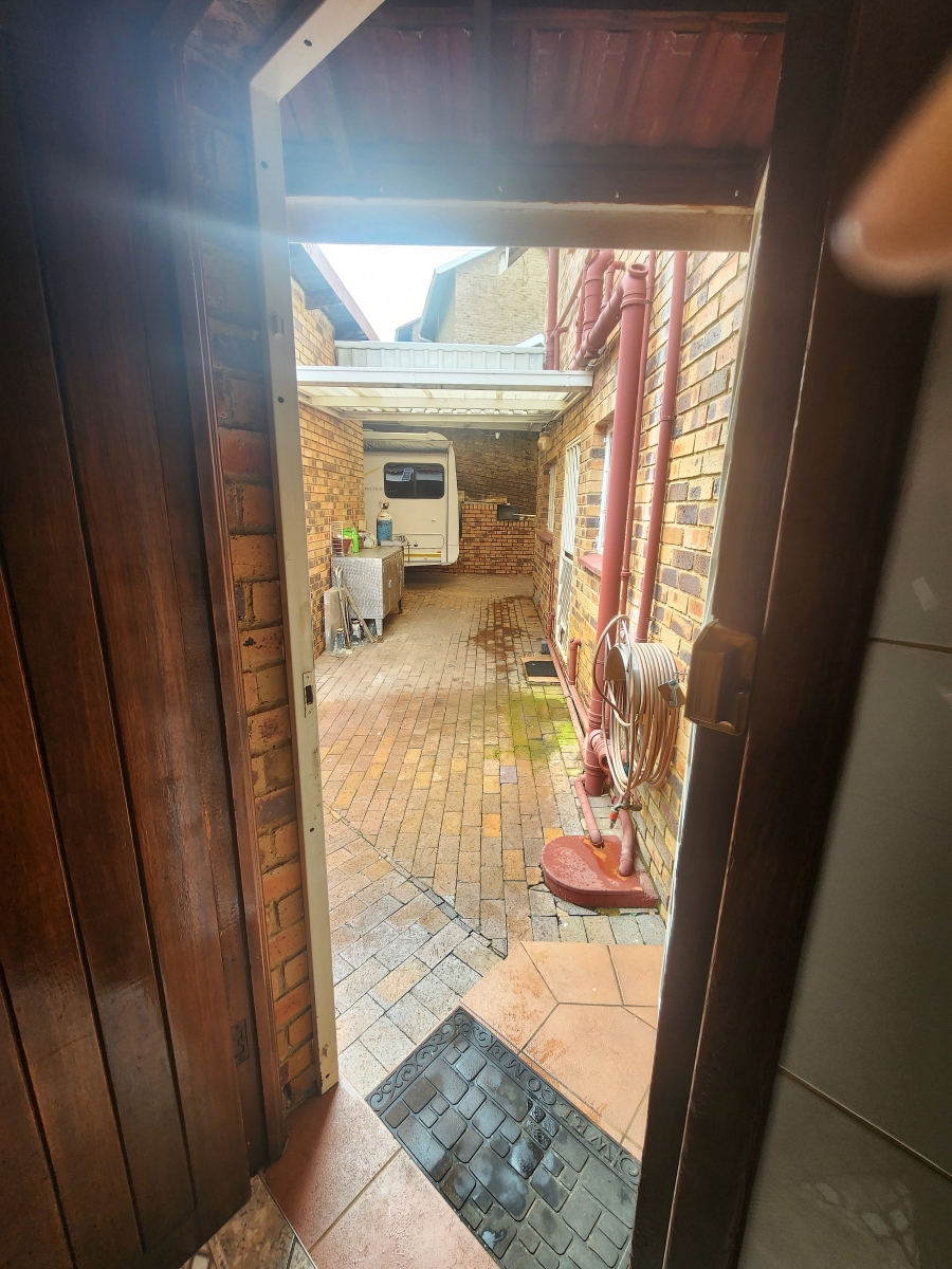 5 Bedroom Property for Sale in Rant En Dal Gauteng