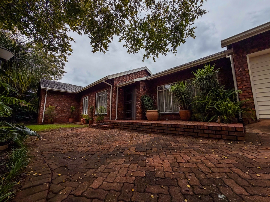 4 Bedroom Property for Sale in Garsfontein Gauteng
