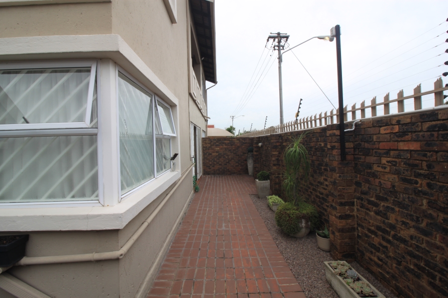 3 Bedroom Property for Sale in Wannenburghoogte Gauteng