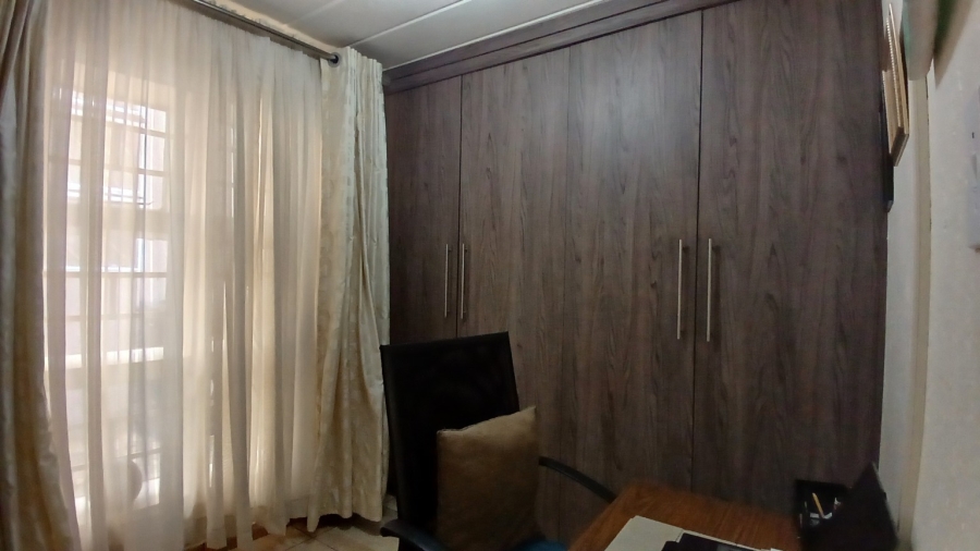 3 Bedroom Property for Sale in Oakdene Gauteng