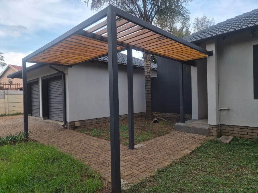 4 Bedroom Property for Sale in Rooihuiskraal North Gauteng