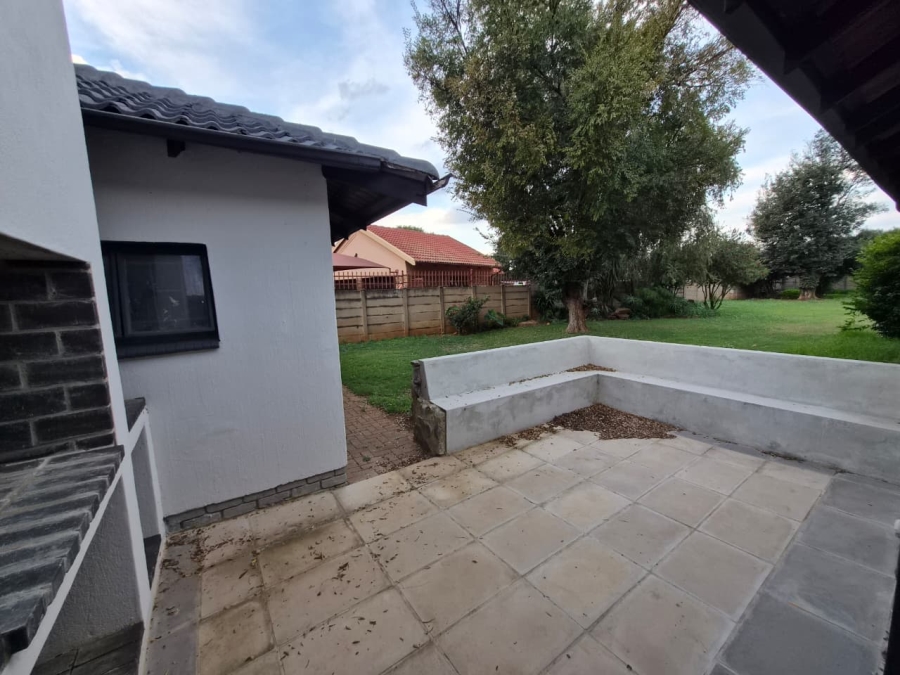 4 Bedroom Property for Sale in Rooihuiskraal North Gauteng