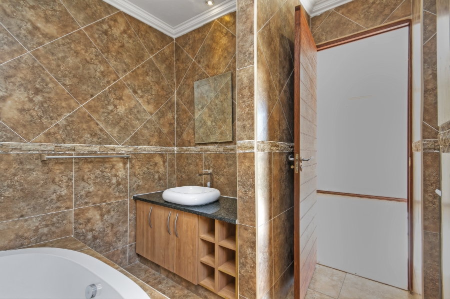5 Bedroom Property for Sale in Valley View Estate Gauteng