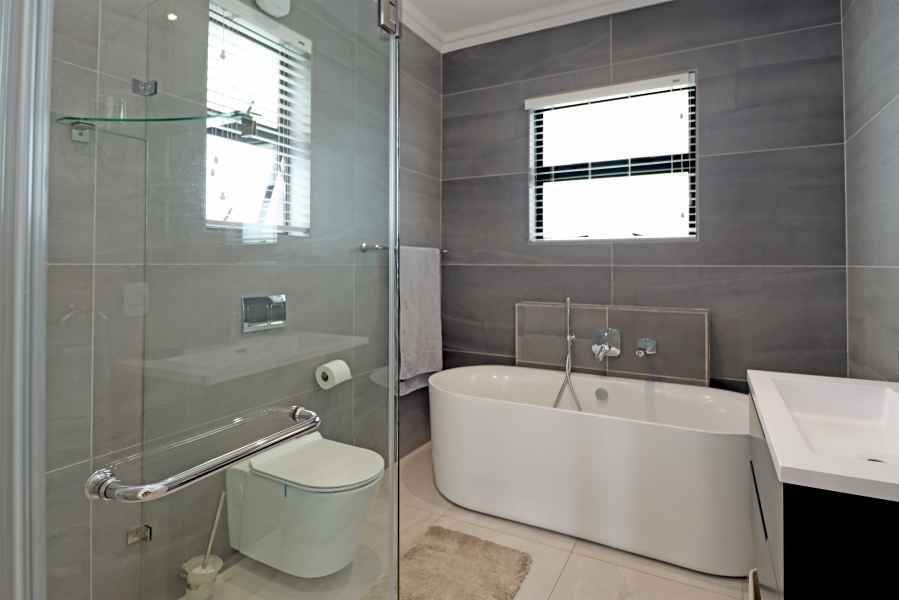 5 Bedroom Property for Sale in Waterfall Country Estate Gauteng