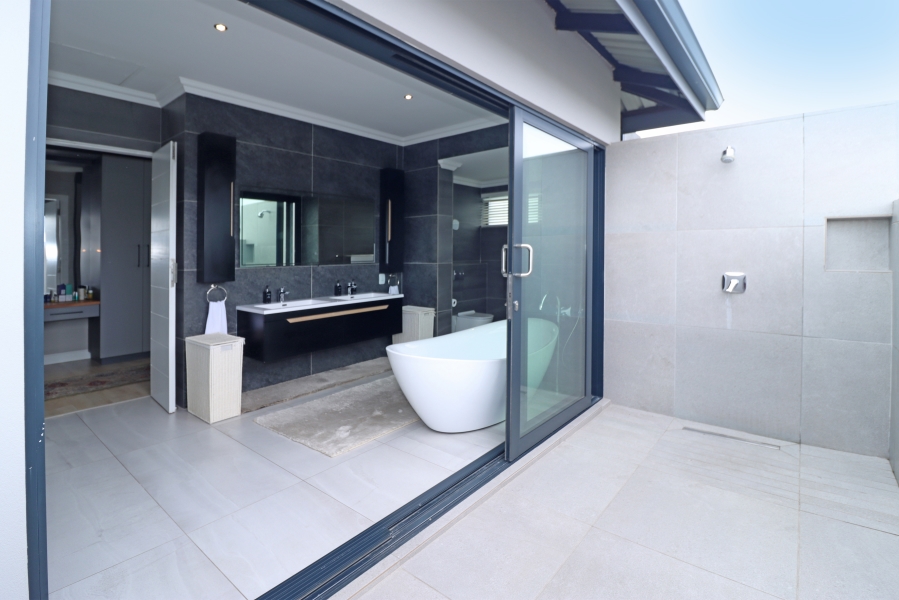 5 Bedroom Property for Sale in Waterfall Country Estate Gauteng