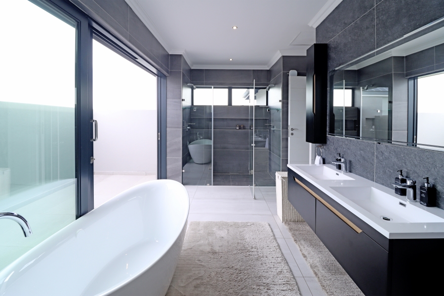 5 Bedroom Property for Sale in Waterfall Country Estate Gauteng