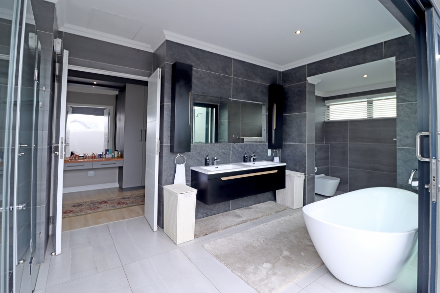 5 Bedroom Property for Sale in Waterfall Country Estate Gauteng