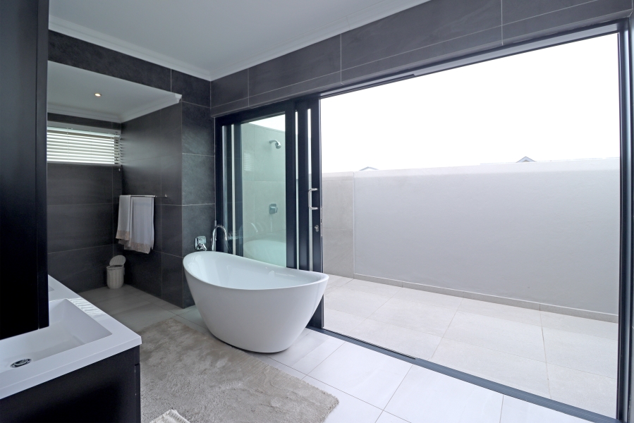 5 Bedroom Property for Sale in Waterfall Country Estate Gauteng