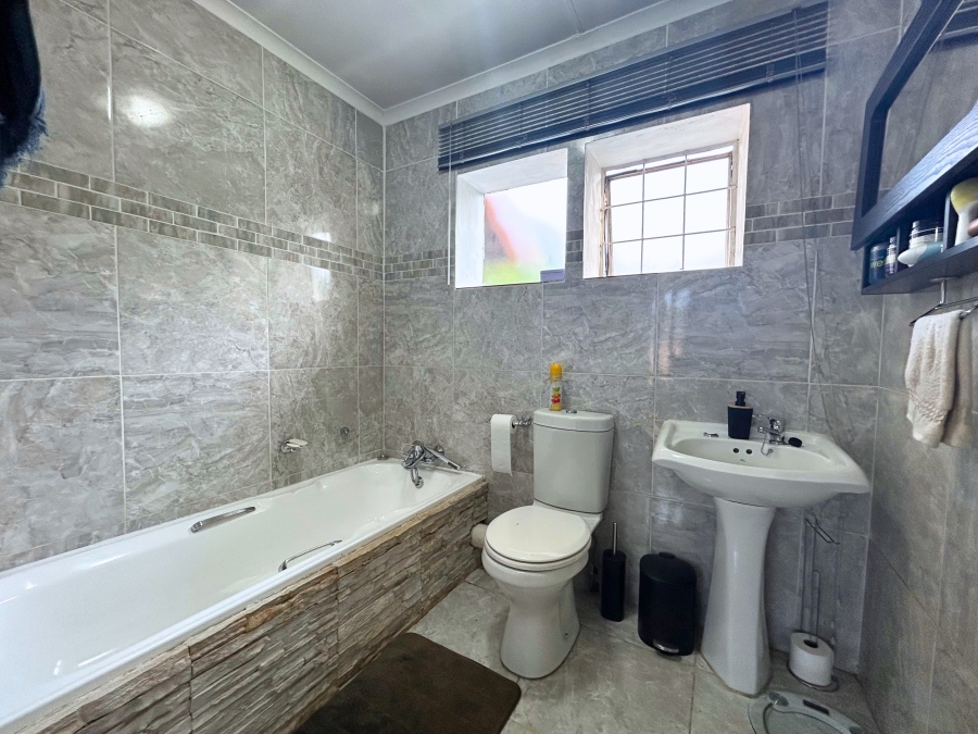 2 Bedroom Property for Sale in Hennopspark Gauteng