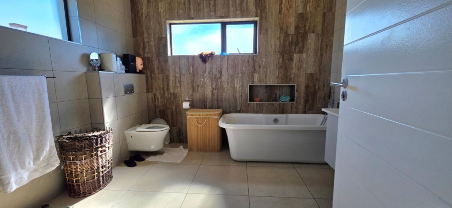 5 Bedroom Property for Sale in Midstream Meadows Gauteng