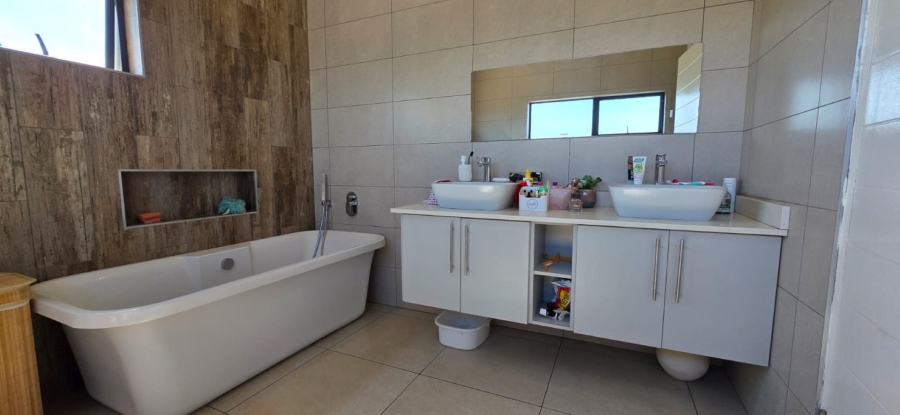 5 Bedroom Property for Sale in Midstream Meadows Gauteng