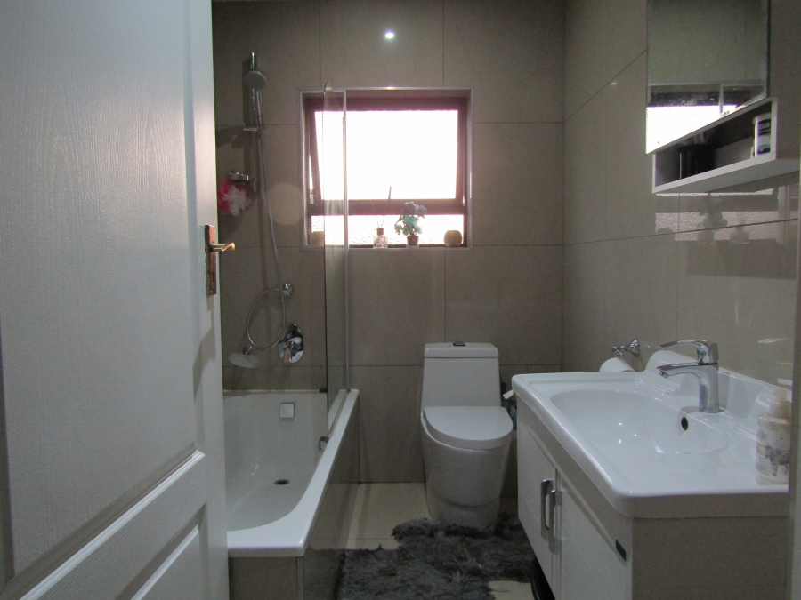 2 Bedroom Property for Sale in Mondeor Gauteng