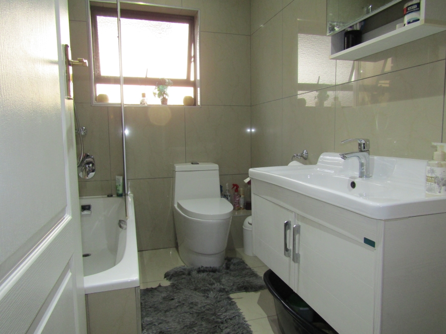 2 Bedroom Property for Sale in Mondeor Gauteng