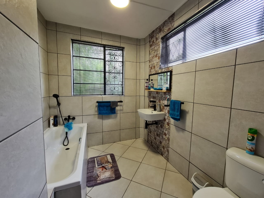 5 Bedroom Property for Sale in Rietfontein Gauteng