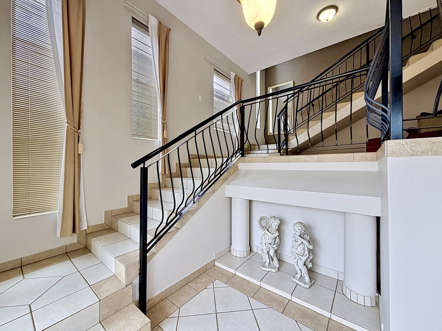 5 Bedroom Property for Sale in Faerie Glen Gauteng
