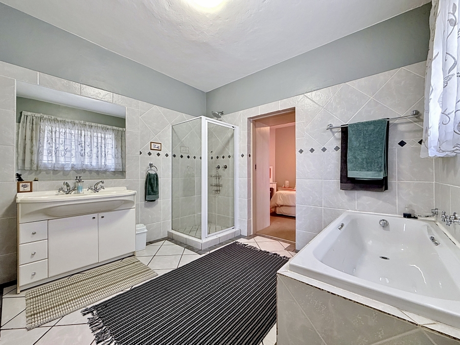 5 Bedroom Property for Sale in Faerie Glen Gauteng