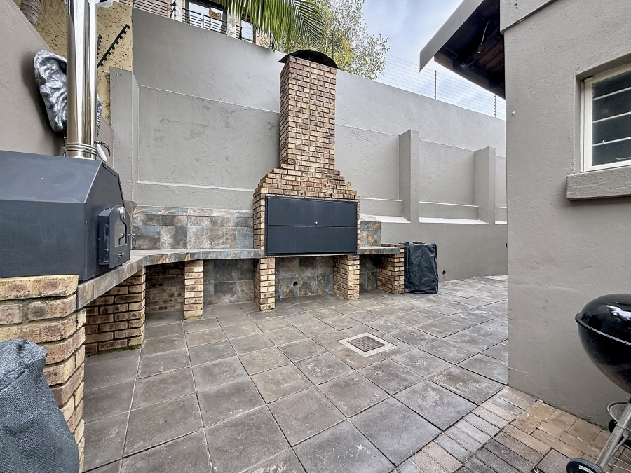 5 Bedroom Property for Sale in Faerie Glen Gauteng