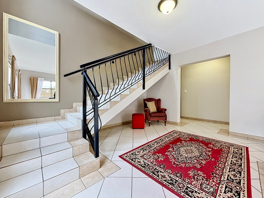 5 Bedroom Property for Sale in Faerie Glen Gauteng