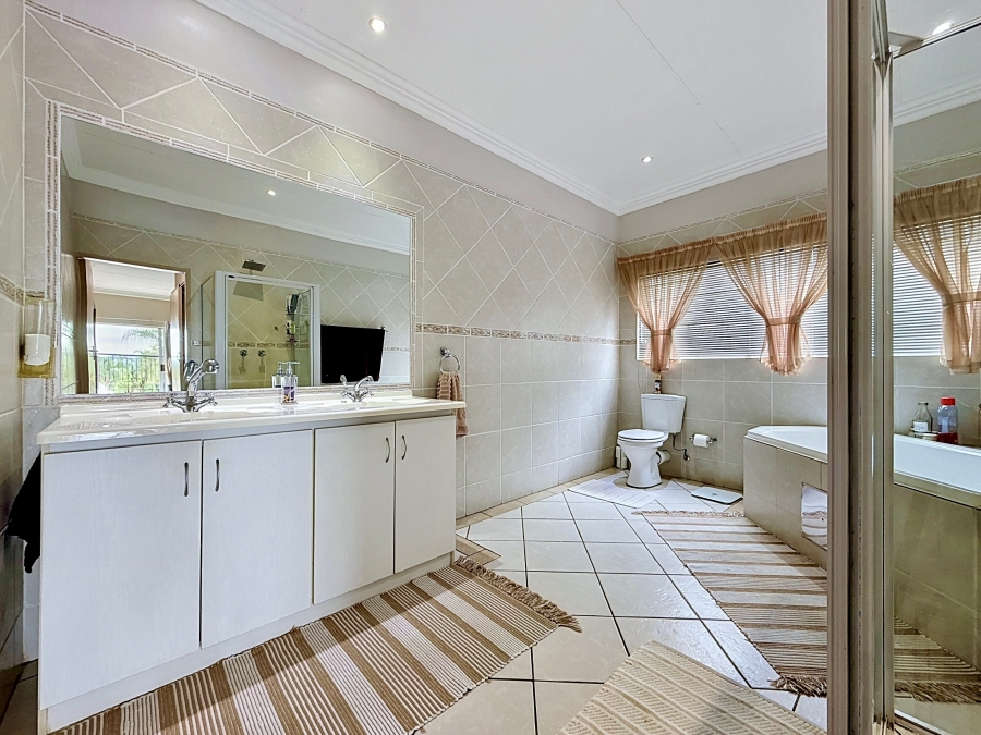 5 Bedroom Property for Sale in Faerie Glen Gauteng