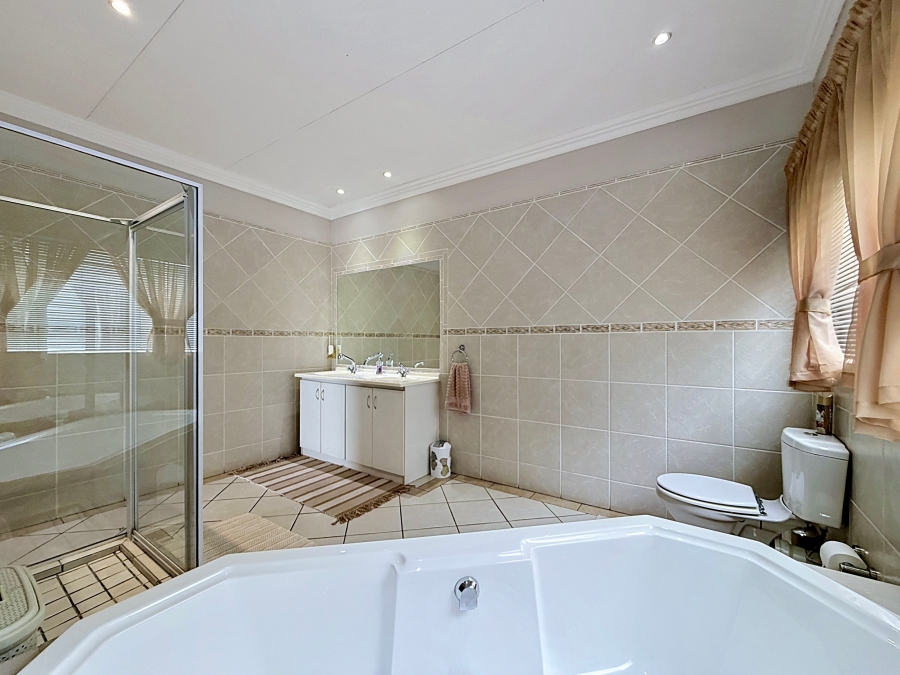 5 Bedroom Property for Sale in Faerie Glen Gauteng