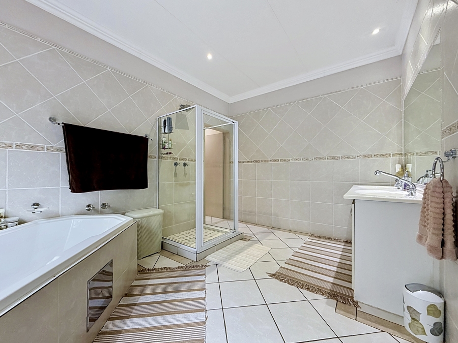 5 Bedroom Property for Sale in Faerie Glen Gauteng
